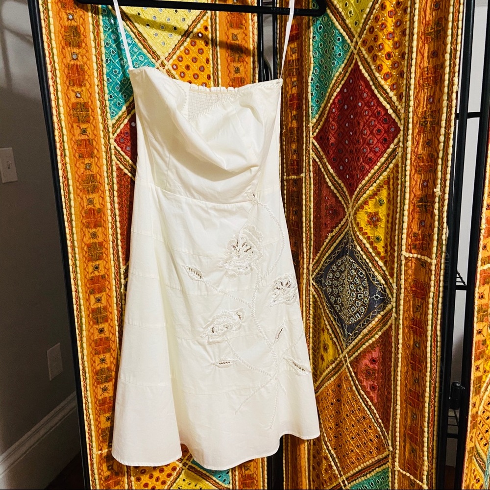 BCBG WHITE FLORAL STRAPLESS DRESS